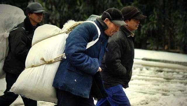  工作|贫困山村四个儿子家庭有能力全款给儿子买楼房？看农民工如