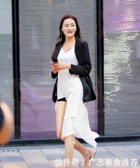  『短袖』街拍：身材苗条的美女，一件白色短袖配牛仔裤，高挑靓丽好身材