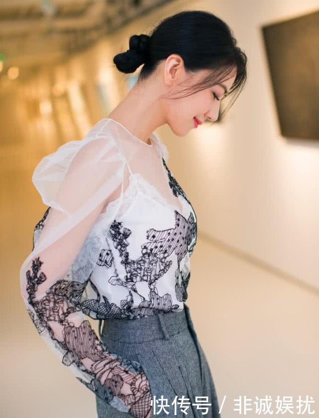 高圆圆出席了活动，穿着透视薄纱大玩性感，里面的深V内衣亮了！