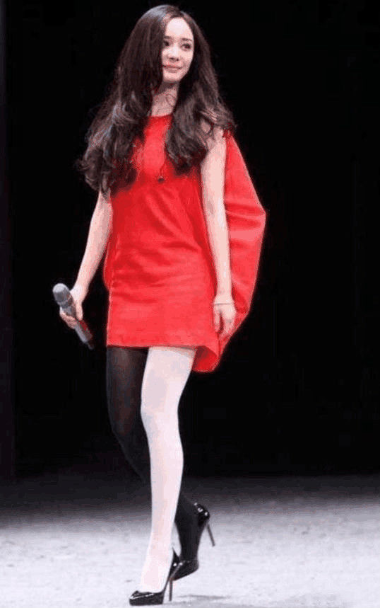 杨幂活动只穿半只黑色丝袜性感彰显无疑，难道 出门太急忘记穿了?