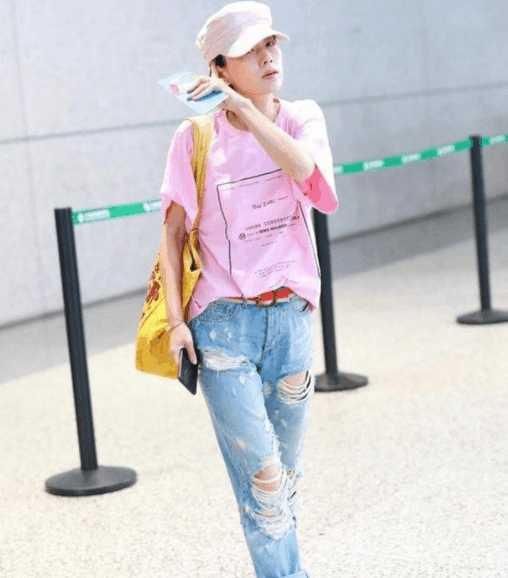 42岁马伊琍难得粉嫩一回！粉T恤搭牛仔破洞裤，网友：只有24岁吧