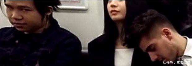 帅哥地铁内靠着美女睡觉，接下来发生一幕，令女子尴尬不已！