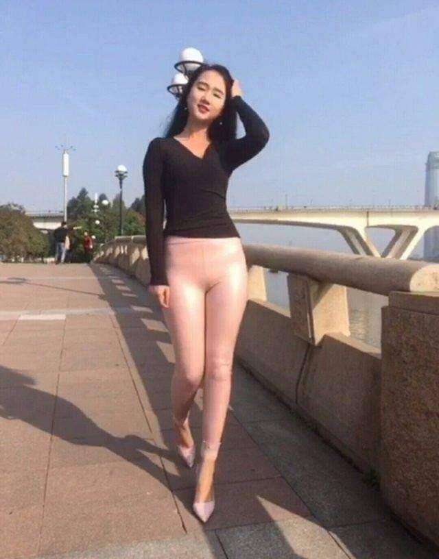 街拍: 小姐姐你这样穿和不穿有什么差别?