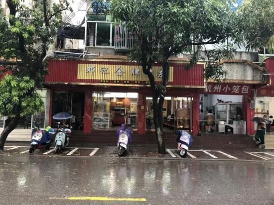 夜读|楼顶长最毒蘑菇，男子煲汤喝完进ICU|网筹25万为女治病 被爆