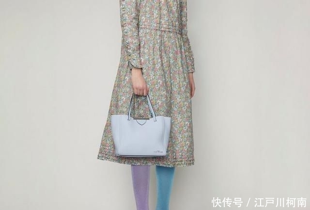  蓝色：Marc Jacobs 2020年春夏款除了相机包，这些＂蓝＂用在包上也很美