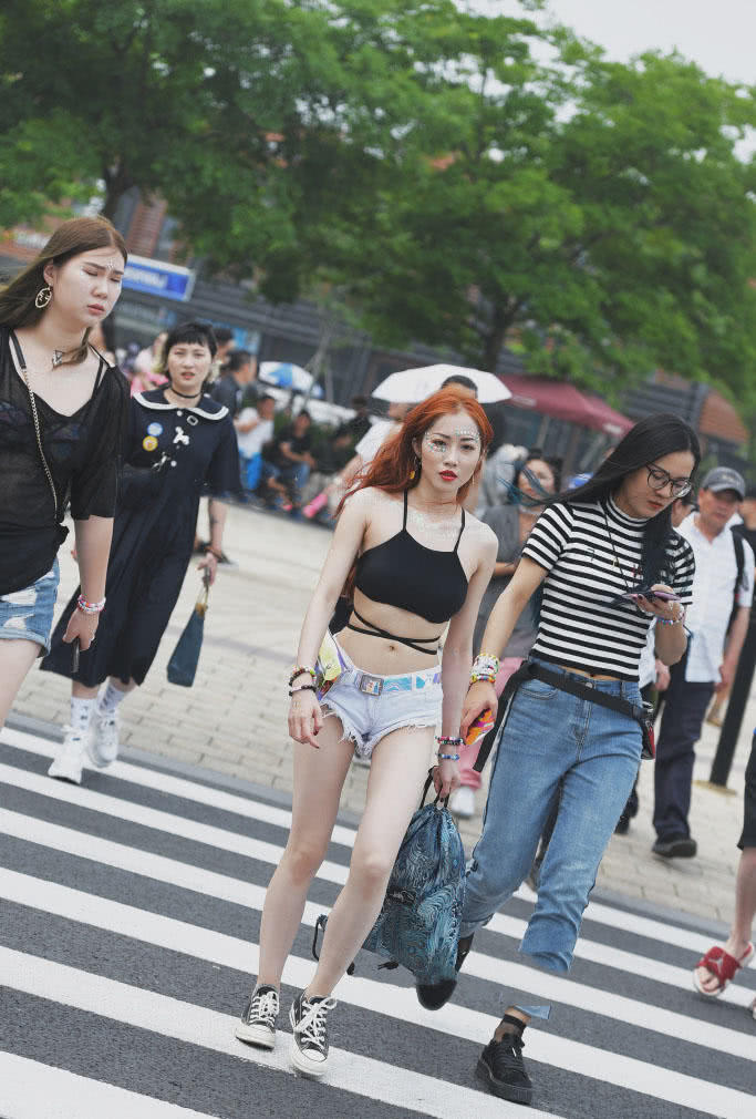 好闺蜜去约会穿着性感火辣，小吊带超短裤大长腿。