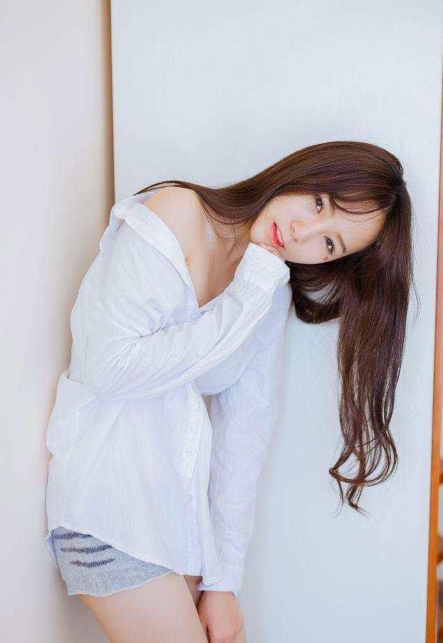 街拍：苗条白皙潮流的小姐姐，让人怦然心动的穿着！