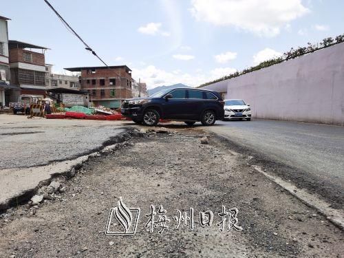 『梅塘东路』道路坑洼积水车辆经过扰民，相关部门这样回应...