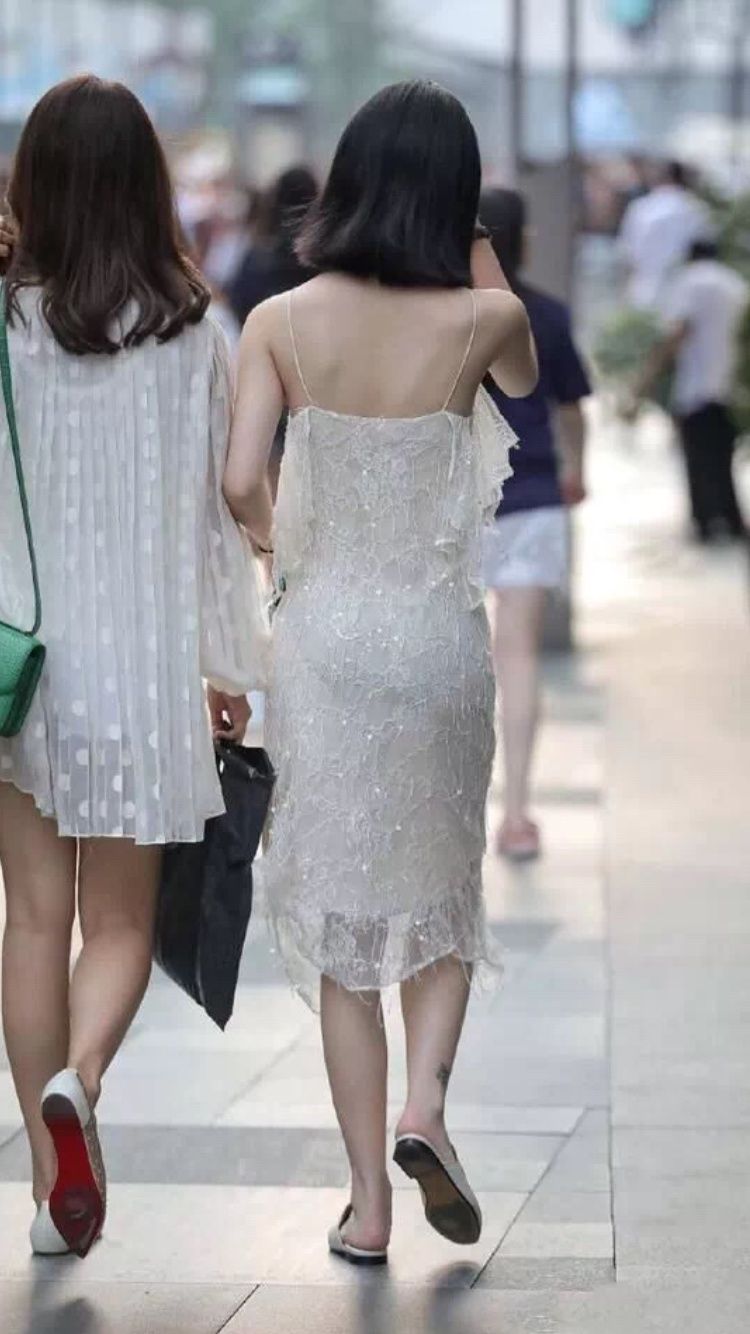 性感街拍丨外翻短发美女穿薄纱吊带裙，有亮点不止一处