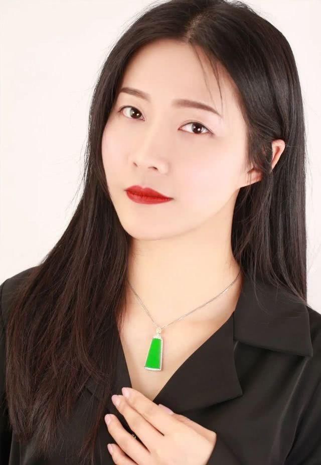  #佩戴#想要戴出女神范，教你一招——翡翠耳环！