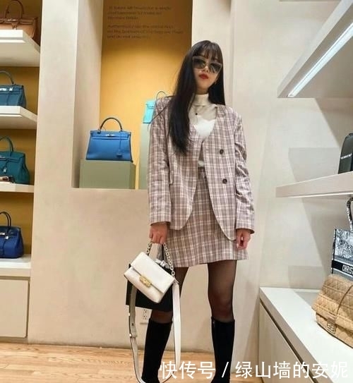 【增加】JOY时尚周穿搭日常,格纹西服套裙搭高领毛衣出镜,减龄温柔