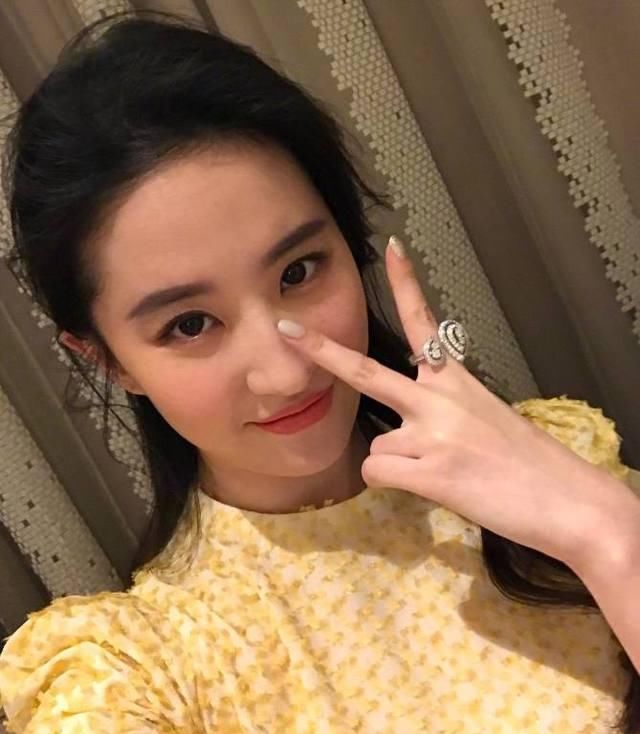 30岁刘亦菲胆子大，上半身仅三角布遮重点，网友:这身材真是绝了