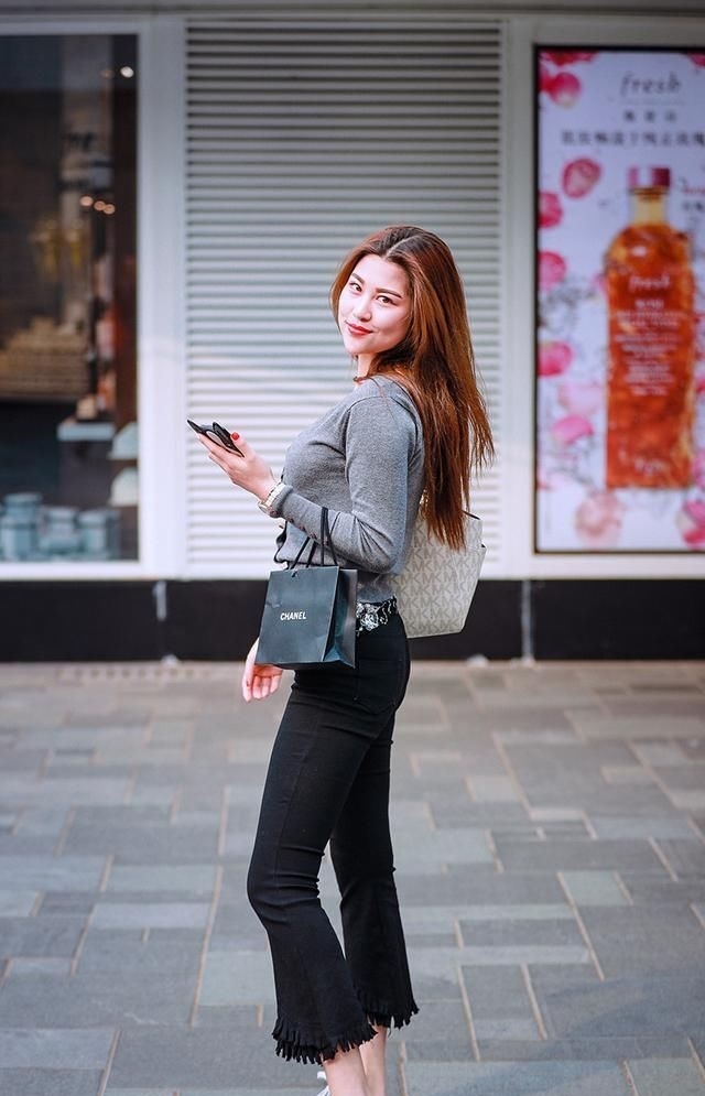 『美美』随时随地关心时尚潮流,走在潮流前沿,时尚博主们常常美美哒的赚足复购