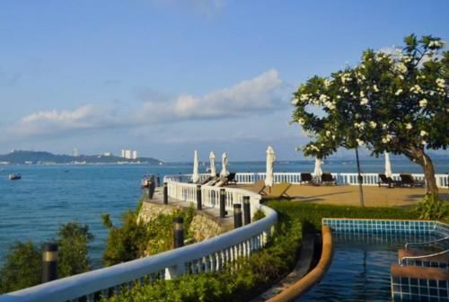 中国游客在泰国坐火车,一客一换,里面的服务比我们好的不是“一