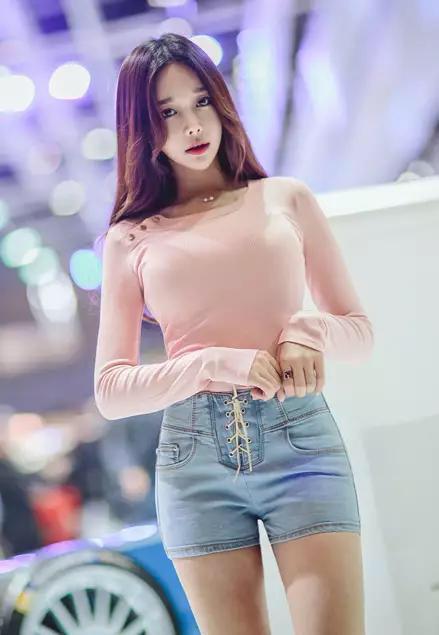 街拍车展上面的热裤美女, 身材与气质俱佳