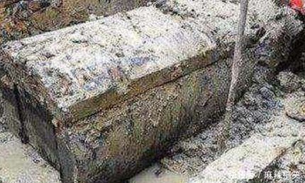 农民大爷在自家池塘意外挖到百年木棺，打开后脸色却瞬间变了！