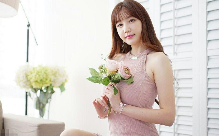 一见倾心高开叉裙, 魔鬼身材却长着一张娃娃脸, 你打几分