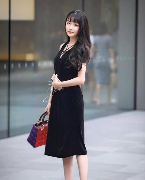  风采：街拍：温柔可人的美女，一条黑色的连衣裙，时尚唯美气质风采