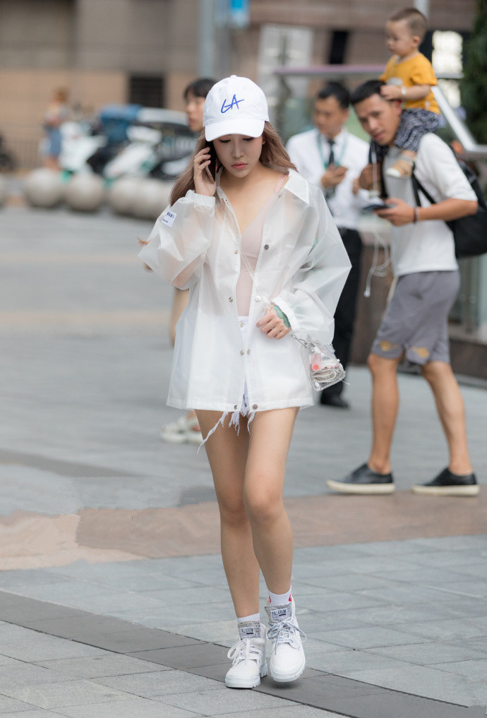 粉系少女穿着紧身衣物，把性感身材展现的凹凸有致，好像恋爱了