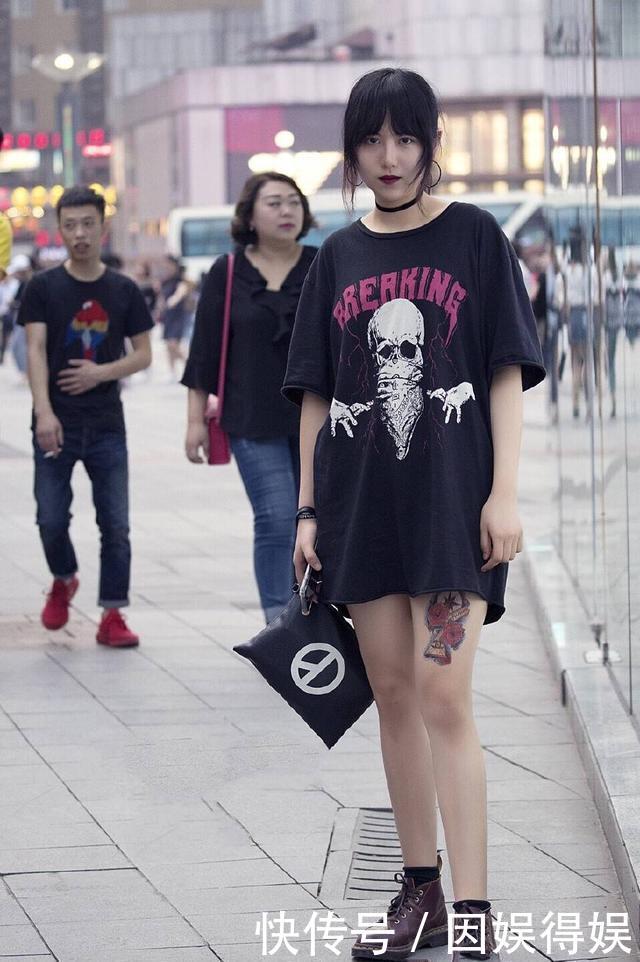 『气质』街拍:小姐姐黑色的长款T恤搭配短裤,性感又苗条