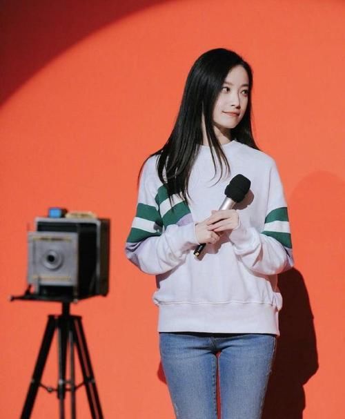  『腿部线条』最潮范儿美搭，除了“下衣失踪”，卫衣的穿法太多了，你确定不来一件卫衣吗