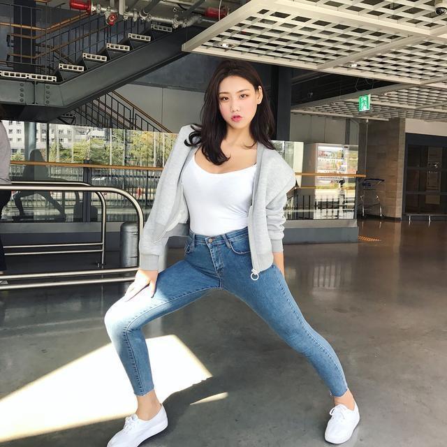 长的好看的女孩都爱这样搭,好身材, 坐姿不错