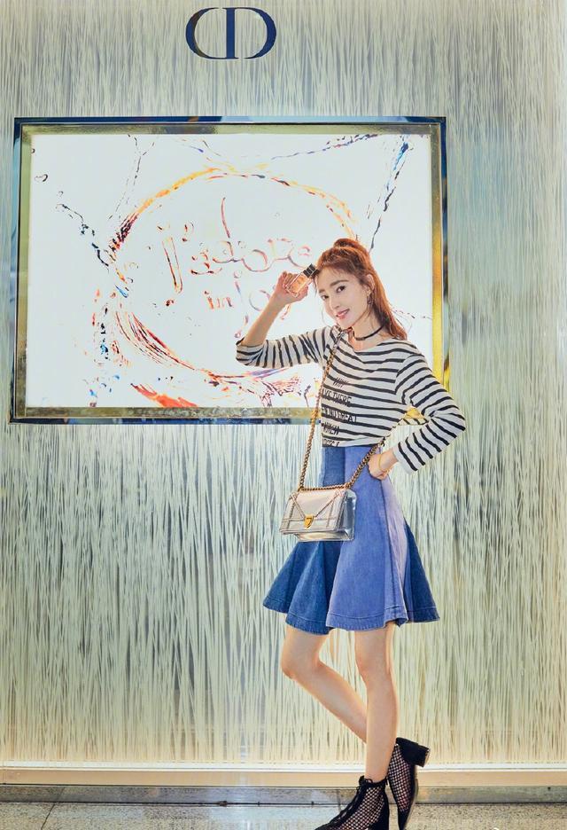 33岁王丽坤亮相活动，身穿印花连衣裙气质优雅，网友：完胜全场