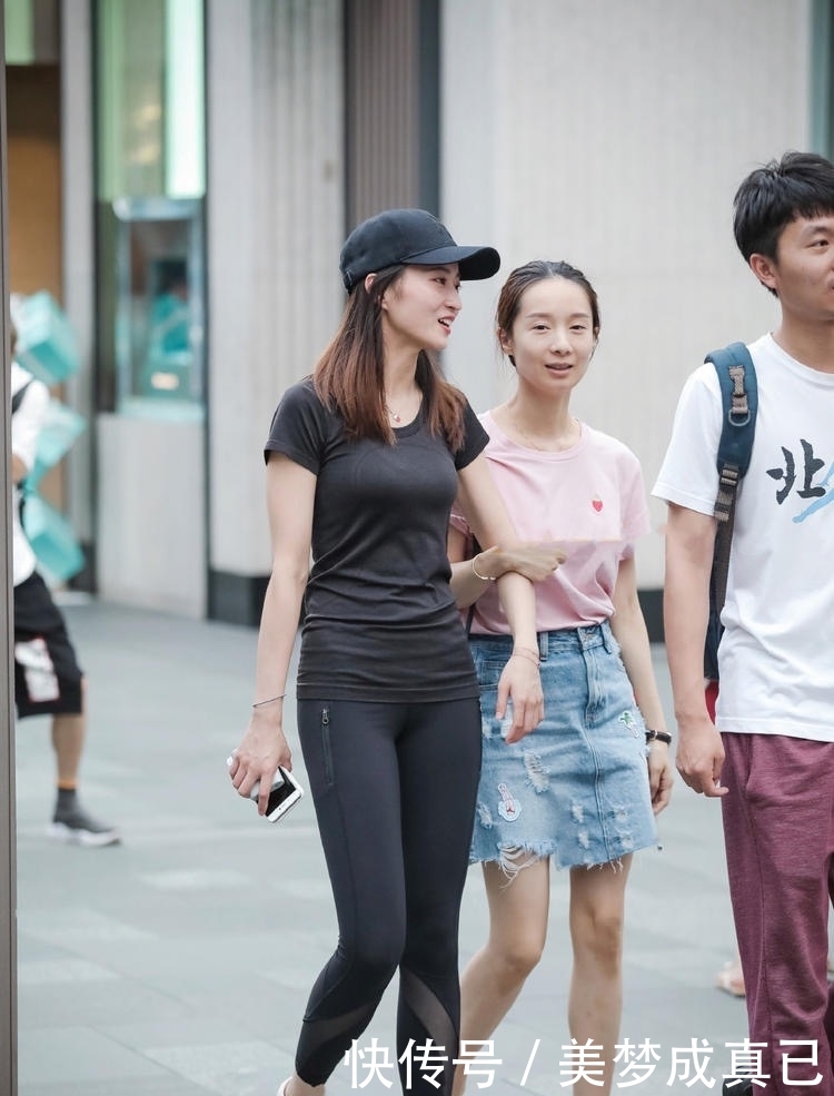  「紧身裤」紧身裤还按上拉链，多此一举的设计，靓女也不嫌弃继续穿