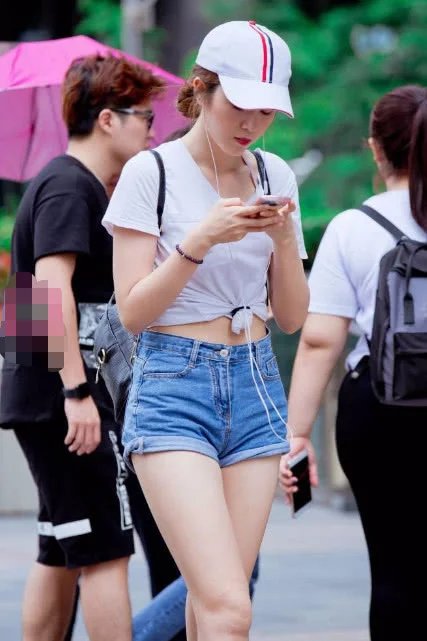 小姐姐超短牛仔裤尽显一双迷人大长腿，紧身的感觉完美的展现了小