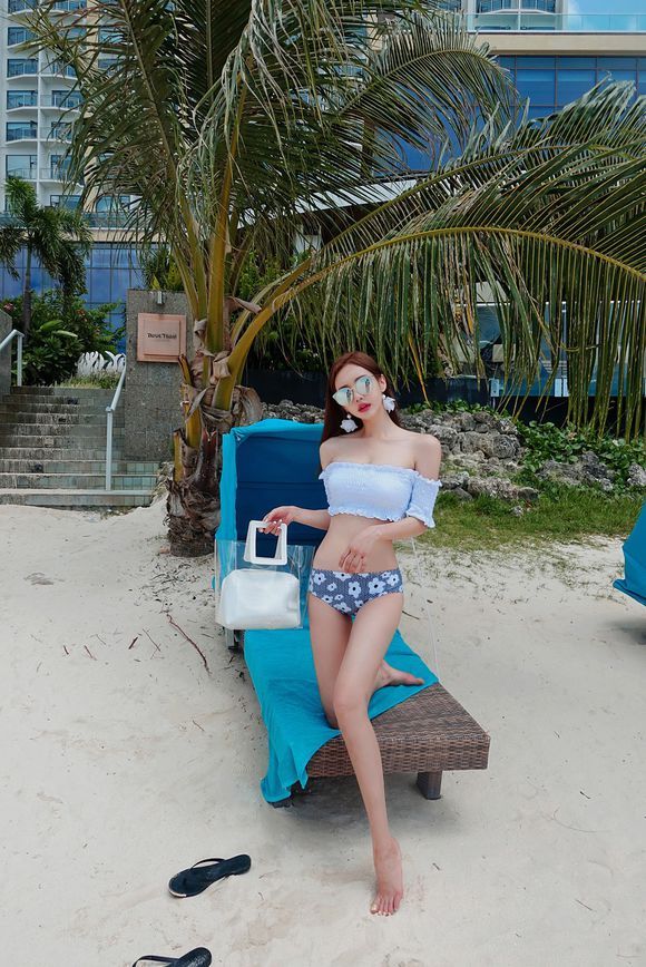 女神孙允珠,云彩烟花白茉莉梦露抹胸泳衣