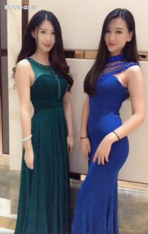 街拍：一对妙龄小姐姐长裙妩媚诱惑，这感觉真不能太好了