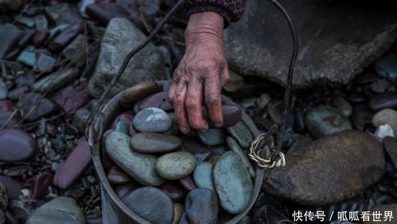 老人河滩日捡“宝石”3百斤, 每斤3毛