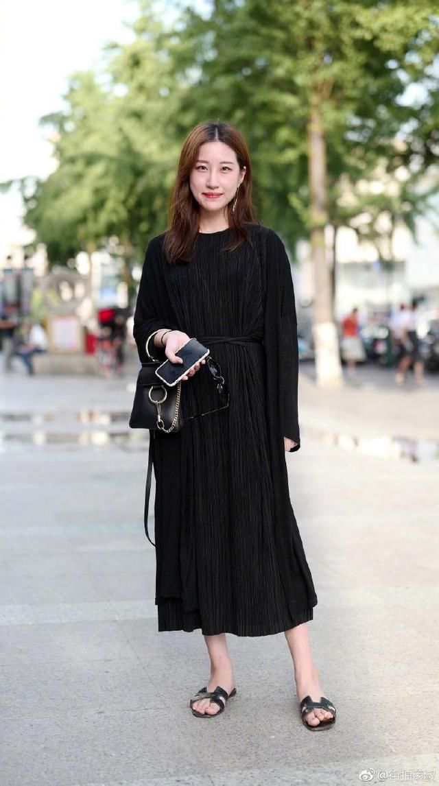 穿长裙就一定要穿高跟鞋？看了她们的搭配，你的认知或许会改变！
