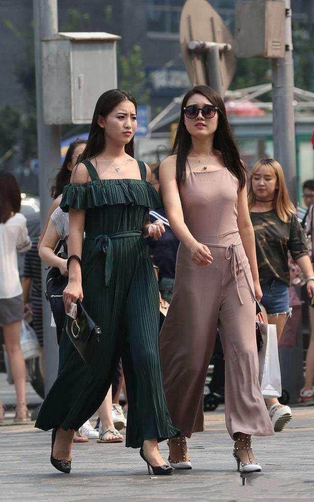 街拍：看了千万张街拍, 现在一看照片就知道美女在想什么!