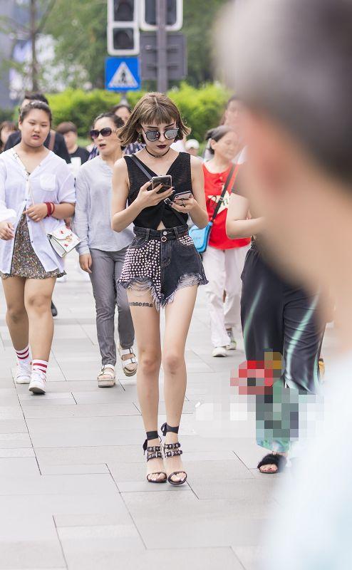 街拍：美女超“紧”牛仔裤，都能硬穿进去，很会抢风头！