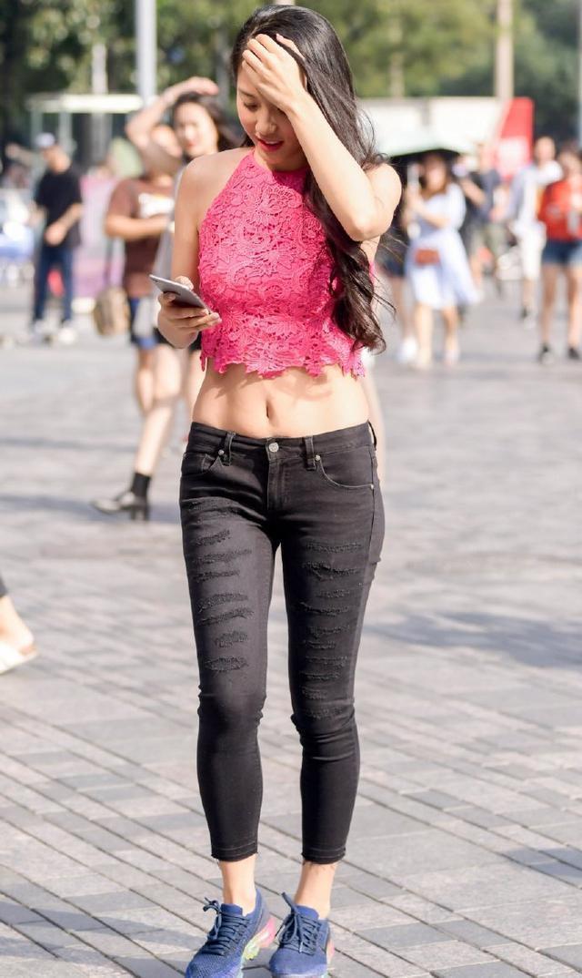 街拍：高挑时尚的小姐姐，穿着得体美丽大方！