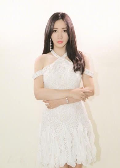 柳岩太敢穿了，一袭蕾丝白色长裙，美的让人不敢相信