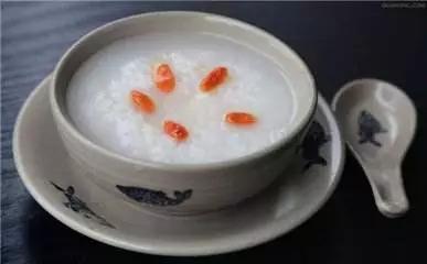 担心手机、电脑伤眼睛？这6款药膳可以帮你缓解！