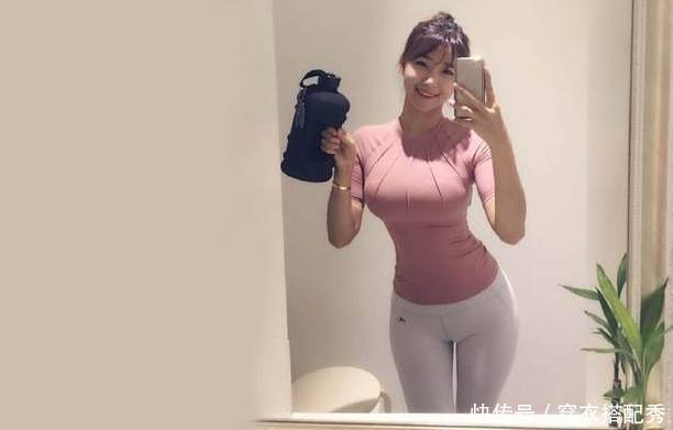 甜蜜迷人的打底裤美女，身材曲线凹凸有型，魅力十足！