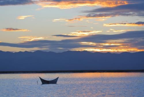 实拍茶卡盐湖：被称为中国的天空之境，游客数量达到300万人次