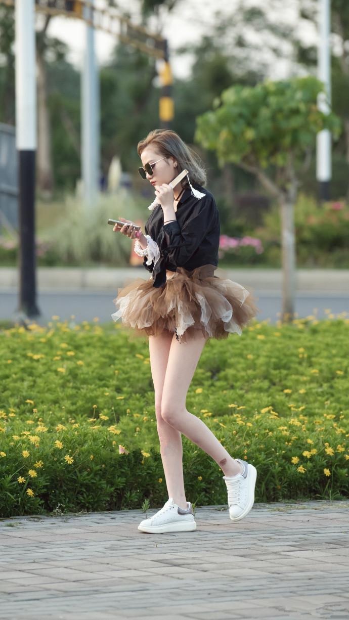 路人街拍:楚楚动人的妹子,展现女神的柔美气质!