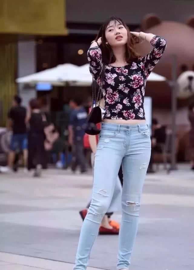时尚的紧身牛仔裤着装，由内而外的清新，让妹子散发出迷人的魅力