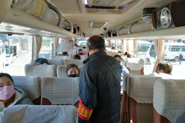  「发车」安徽阜南：农民工返岗复工包车发车