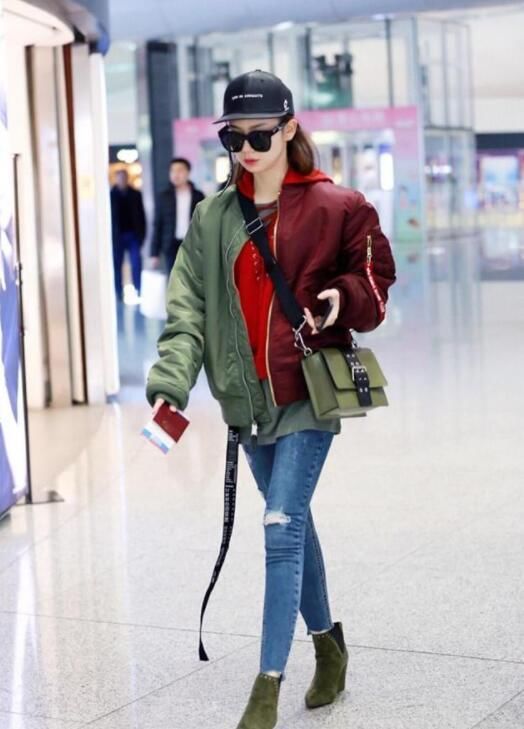 四位女星穿红配绿:42岁赵薇美出新高度，迪丽热巴秀出S形身材