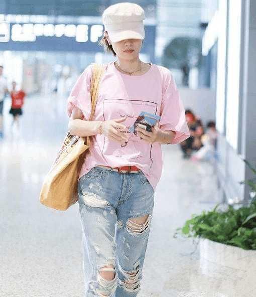 42岁马伊琍难得粉嫩一回！粉T恤搭牛仔破洞裤，网友：只有24岁吧