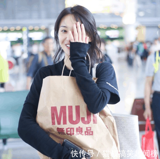 郑爽素颜现身脸上爆痘, 嘴角伤口瞩目, 慌忙捂嘴