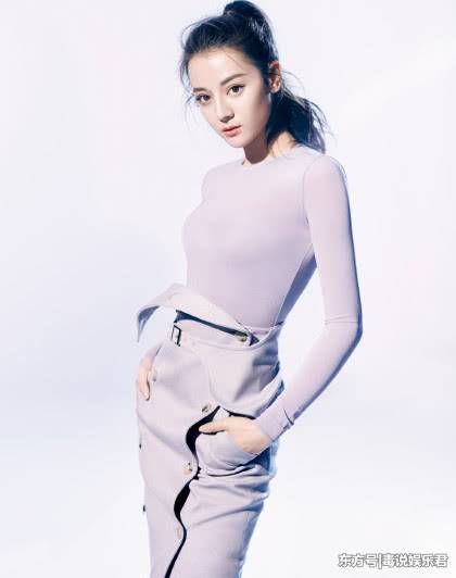 唐嫣穿小粉裙已够美了，看到热巴后更加的美，网友:看了都还想看