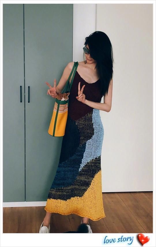 正面超模，背面大妈!何穗机场秀美腿，一个转身竟暴露身材缺陷!