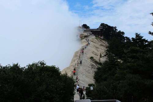 男子突然跳崖，自杀跳崖为啥都选这座山？揭秘华山为啥不能爬三次