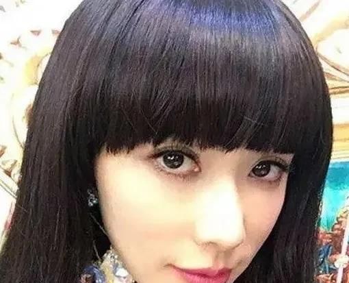  「气质」脸大的女生不要再做这几款发型了!看上去非常显老没气质!